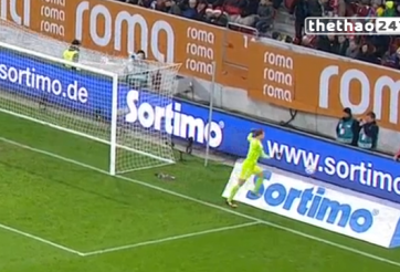 VIDEO hài hước: Neuer dọa sút bóng vào cậu bé nhặt bóng