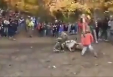 VIDEO: Phản xạ khó tin giúp khán giả thoát nạn khi xem đua xe