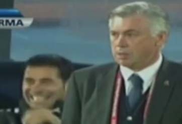 VIDEO: Thi triển rabona hụt, CR7 làm Ancelotti đứng hình