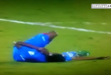 VIDEO: Tiền đạo bất tỉnh sau 2 pha va chạm liên hoàn