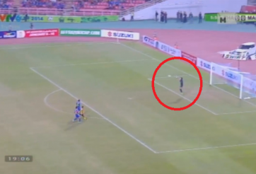 VIDEO: Phút 6' - Thủ thành Thamsatchanan bay người cứu thua cho Thái Lan