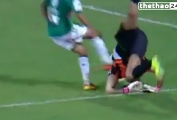 VIDEO: Pha bắt bóng hài hước của thủ môn ở giải Ma-Rốc