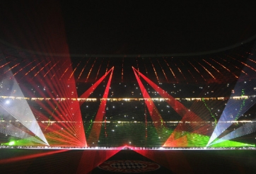 VIDEO: Bayern tổ chức bữa tiệc ánh sáng trên sân Allianz Arena tri ân NHM