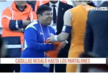 VIDEO: Casillas tặng quần cho fan của Cruz Azul sau trận đấu