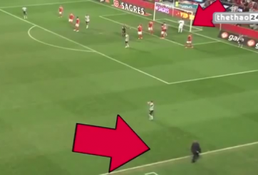 VIDEO: Màn chỉ đạo câu giờ thô thiển của HLV và thủ môn