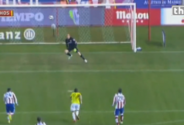VIDEO: Cú sút xa có quỹ đạo bay dị thường, hoặc là mắt thủ môn có vấn đề