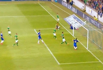 VIDEO: Pha bóng kinh điển với 5 lần bóng đi đến khung thành mà không có bàn thắng