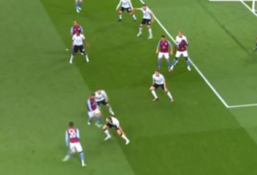 VIDEO: Cú cứa lòng không thể cản phá của Benteke khiến De Gea phải chôn chân