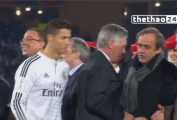 VIDEO: Ronaldo 'bơ' không thèm bắt tay Thái tử Maroc và Platini