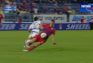 VIDEO: Cầu thủ gãy chân sau pha va chạm kinh hoàng