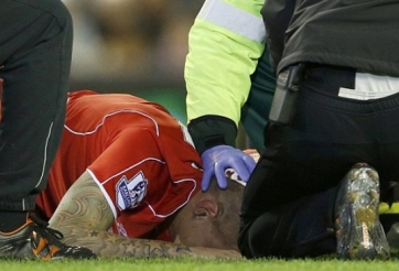 VIDEO: Skrtel đổ máu sau tình huống va chạm kinh hoàng với Giroud