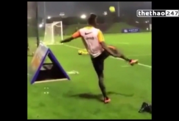 VIDEO: Pogba bắt chước Messi và Ramos ghi bàn thắng khó tin từ sau gôn