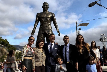 Chia tay Real, Ronaldo về quê nhà ra mắt tượng lớn