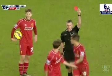 VIDEO: Chơi kungfu với Cazorla, Borini phải nhận thẻ vàng thứ 2 rời sân