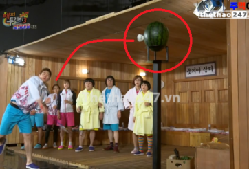 VIDEO: Pha smash cầu cực mạnh làm nứt toác quả dưa hấu của Lee Yong Dae