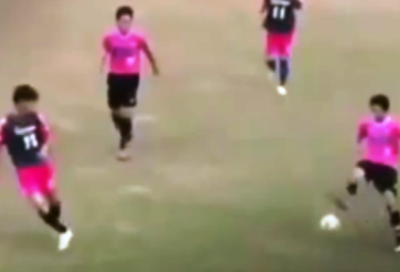 VIDEO: Xấu hổ thay cầu thủ đá trượt bóng 3 lần liên tiếp