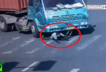 VIDEO: Thoát chết thần kỳ khi xe đạp bị cuốn vào gầm xe container