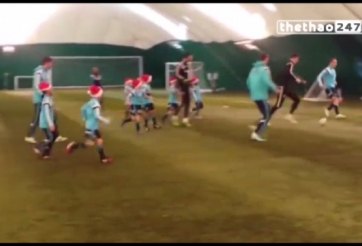 VIDEO: Dàn sao Chelsea thi đấu với các cầu thủ nhí nhân dịp Giáng sinh