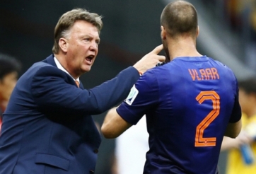HLV Villa thừa nhận nguy cơ mất Ron Vlaar vào tay Man Utd