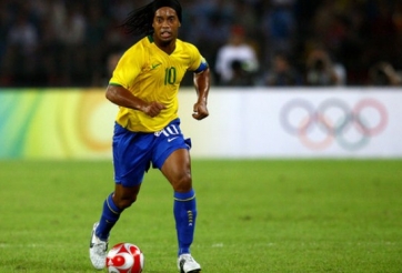 VIDEO: Ronaldinho khiến việc qua người trở nên đơn giản hơn bao giờ hết