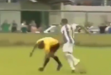 VIDEO: Cầu thủ 'nện' trọng tài tơi bời vì rút thẻ vô lý