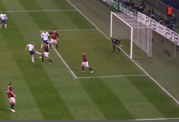 VIDEO: Pha sút bóng bằng chân trụ độc đáo của Paul Scholes