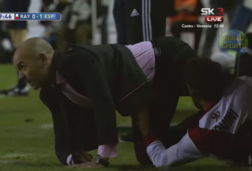 VIDEO: HLV ngã sõng soài khi bị cầu thủ vào bóng bằng cả 2 chân