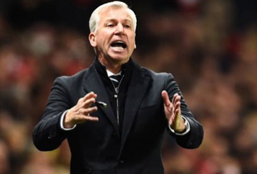 HLV Alan Pardew tự tin đánh bại Man Utd ở Old Trafford
