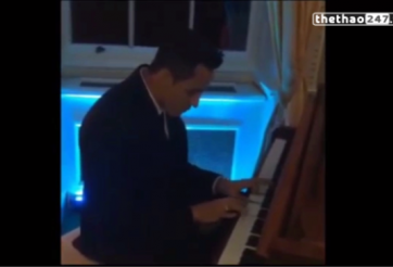 VIDEO: Sanchez gây bất ngờ khi trổ tài chơi Piano