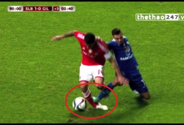 VIDEO: Thẻ vàng có là quá nhẹ với pha bóng này?