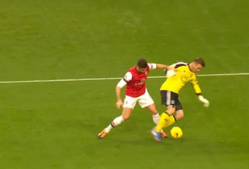 VIDEO: Pha lừa bóng 'ảo tưởng' của thủ môn khi đối diện Oliver Giroud