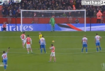 VIDEO: Vargas chỉ điểm cho Green cách cản phá cú sút của Sanchez