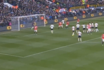 VIDEO: Cú sút phạt chạm cột dọc của Juan Mata (Tottenham - MU)