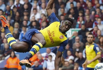 VIDEO: Pha solo từ giữa sân của Welbeck