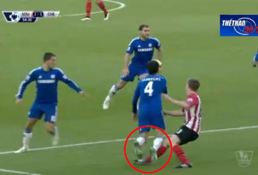 VIDEO: Tình huống Fabregas nhận thẻ vàng đầy tranh cãi khi ngã trong vòng cấm