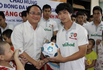 Công Phượng cùng các đồng đội làm từ thiện trước thềm V-League 2015