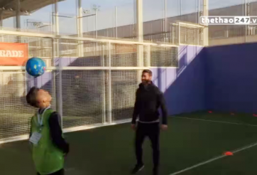 VIDEO: Nhà vô địch châu Á Đỗ Kim Phúc tâng bóng nghệ thuật cùng Sergio Ramos