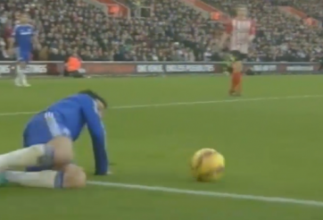 VIDEO: Hai pha 'trượt vỏ chuối' đáng tiếc của Fabregas và Costa