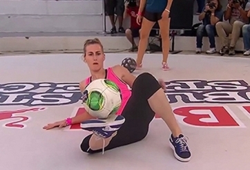 VIDEO: Khi các hot-girl biểu diễn kỹ thuật với trái bóng