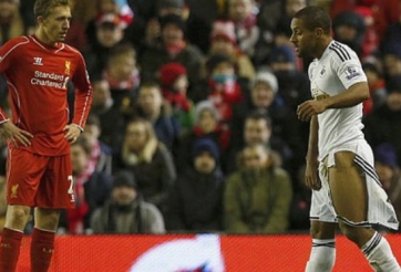 VIDEO: Bị kéo rách quần, Routledge thay luôn trên sân