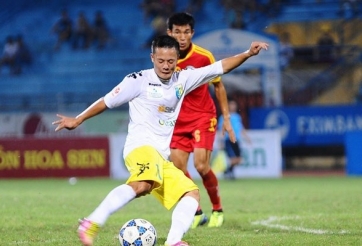 Thành Lương và đồng đội nhận thưởng trước thềm V-League