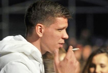 Thủ môn Arsenal bị phạt hơn nửa tỷ đồng vì hút thuốc