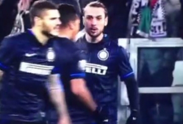 VIDEO: Sao Inter suýt choảng nhau, Lukas Podolski sốc nặng