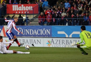 VIDEO: Varane bứt tốc khó tin giải nguy cho đội nhà sau khi để mất bóng