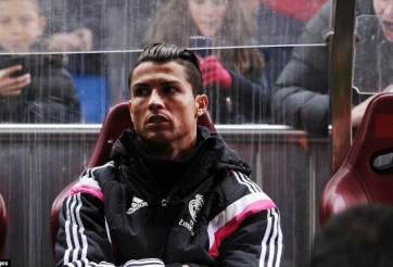 VIDEO: Ronaldo bức xúc khi phải ngồi dự bị