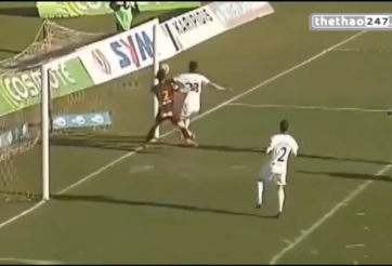 VIDEO: Tiền đạo dùng tay cản phá cú sút của chính mình ở giải VĐQG Hy Lạp