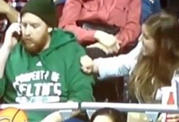 VIDEO: Nam thanh niên bị chôm mất bạn gái ngay giữa khán đài