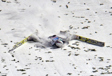 VIDEO: VĐV trượt tuyết tiếp đất bằng mặt với vận tốc gần 100km/h