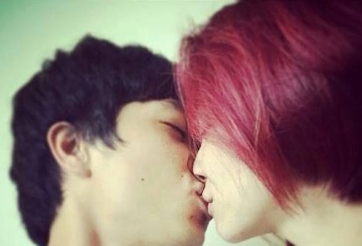 Lộ ảnh Công Phượng hôn người yêu say đắm