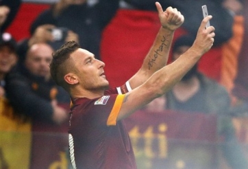 VIDEO: Totti ăn mừng bàn thắng bằng màn 'tự sướng' ngay trên sân